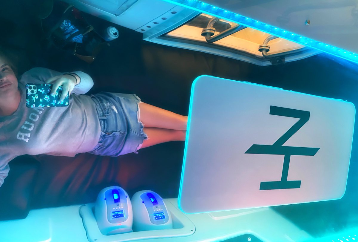 AMLosique's tweet image. I found the perfect spot to work and reboot at the same time #OxygenBooth. Final sprint before hoping on a flight! 🏃‍♀️ #CrazyDay #CrazyWeek #CrazyAlways