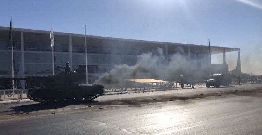 Queria me dirigir aos presidentes PUTIN e BIDEN tem condições dos senhores doares alguns tanques para MARINHA DO BRASIL?
Pois só temos os carros do fumacê!