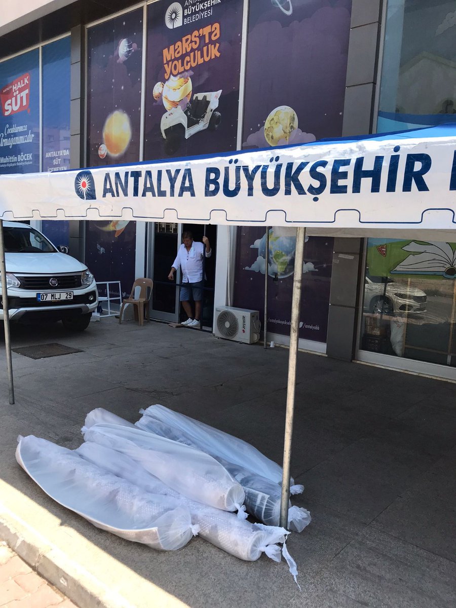 turkev's tweet photo. Yangında zarar gören vatandaşlarımız için toplanan yardımlar yerine ulaşıyor. Yardımda bulunan tüm dostlarımıza gönülden teşekkürlerimizle. ❤ https://t.co/4vdLaBF9DV