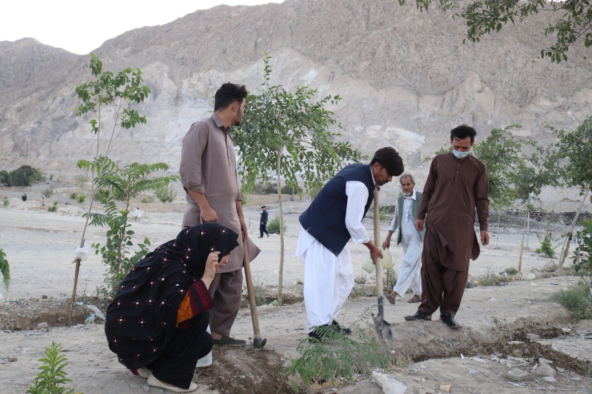 ClimePakistan's tweet photo. Ms. Shahida Batool from Clime Pakistan working with our hardworking volunteers Mr. Muhammad Hafeez and Mr. Abass Ali on our 100 TREE PLANTATION PROJECT, currently being executed in Quetta, Balochistan. 

#actioncannotwait
#Markhor21
#TribeWhitehead
#climepk https://t.co/DocByCuHOR