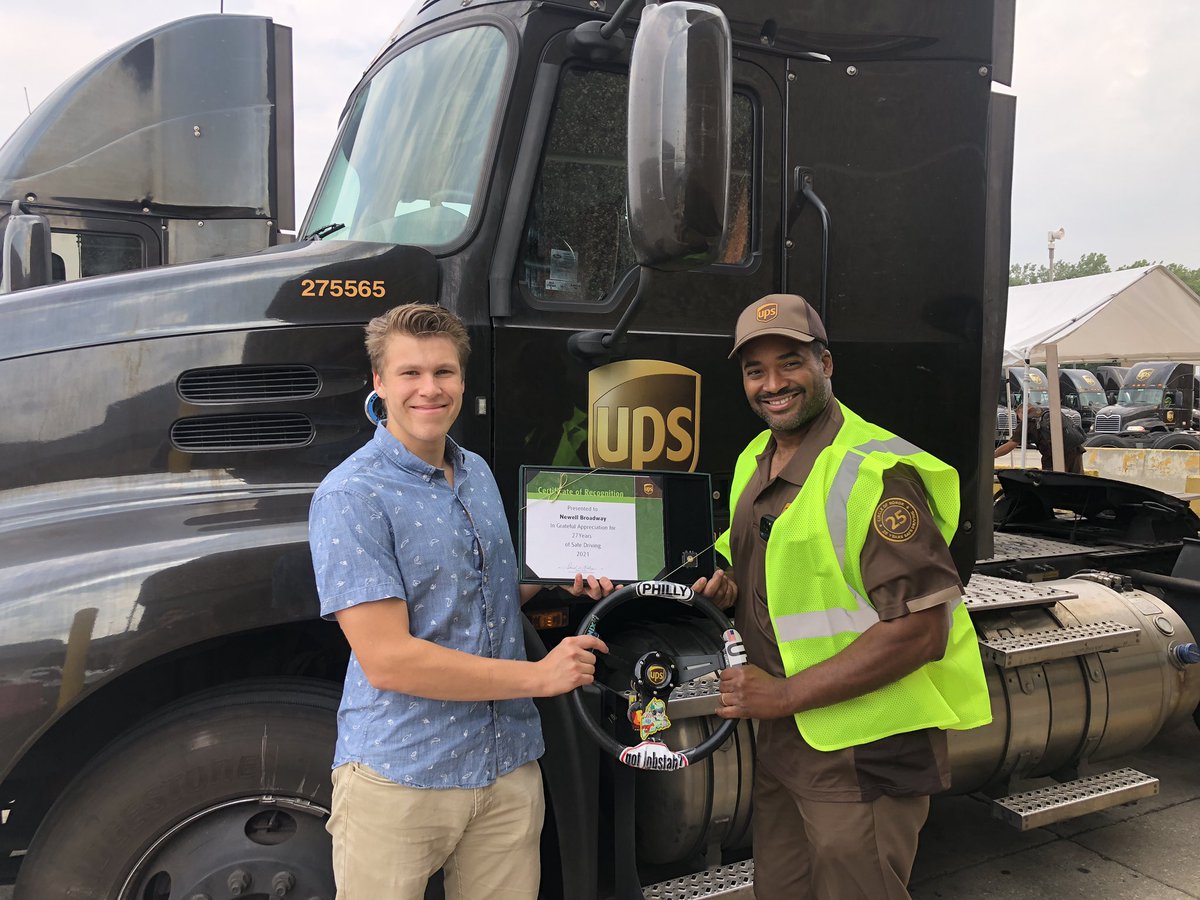 🎊Congratulations🎈to Newell Broadway on 27 years of safe driving! Thank you for helping drive our success!🇺🇸#safetydriven #upssafetywheel #proudupsers <a href="/UPSers/">UPSers</a>