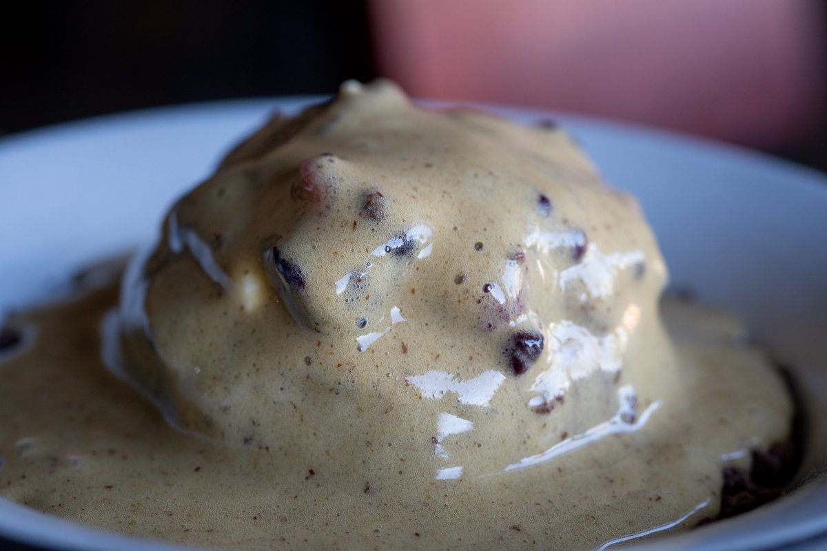 This dandelion chocolate cake with coffee &amp; blackberries is seriously addicting. Dessert lovers, you can let your dentist know that pastry chef <a href="/erikaachan/">凛香</a> is responsible for your new cavity. 😉