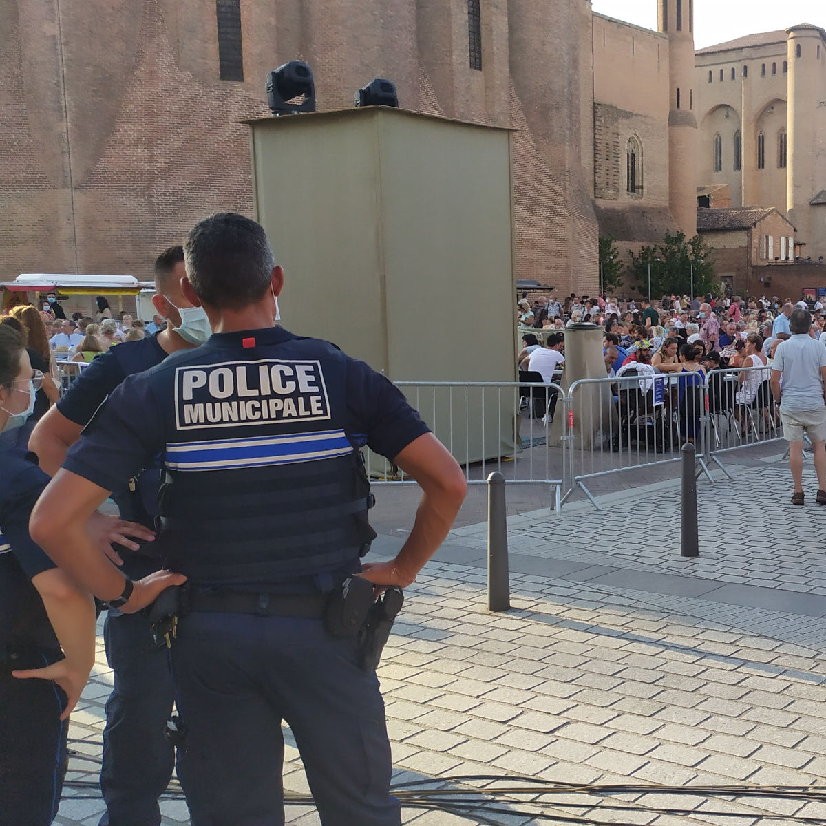 herstalle's tweet photo. Quelle horreur ce #MondedApres. 
Ils avalent leurs frites entre-eux, parqués, encadrés par la police et des vigiles, fiers d’arborer leurs bracelets fluo prouvant leur soumission au #PassSanitaire et ils sont contents ! https://t.co/ZJNM63UTx7