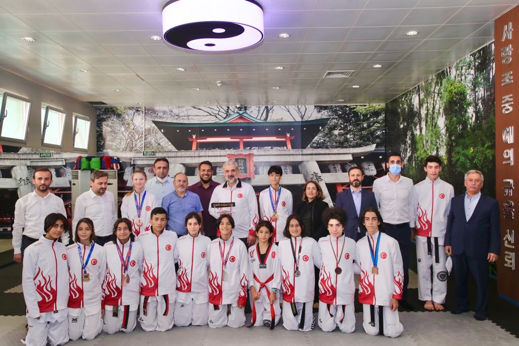 İl Başkanımız @osmannnurika ile 2019 Avrupa Şampiyonasında Altın madalya kazanan Çağrı SporKulübü Taekwondo GençMilli Takımını ziyaret ettik. Bu güzel ekip önce 2021 Bosna Hersek Dünya Şampiyonası akabinde ise 2024 Paris Olimpiyatlarında tarih yazacak inşallah. #İnancımızTam☝️🇹🇷