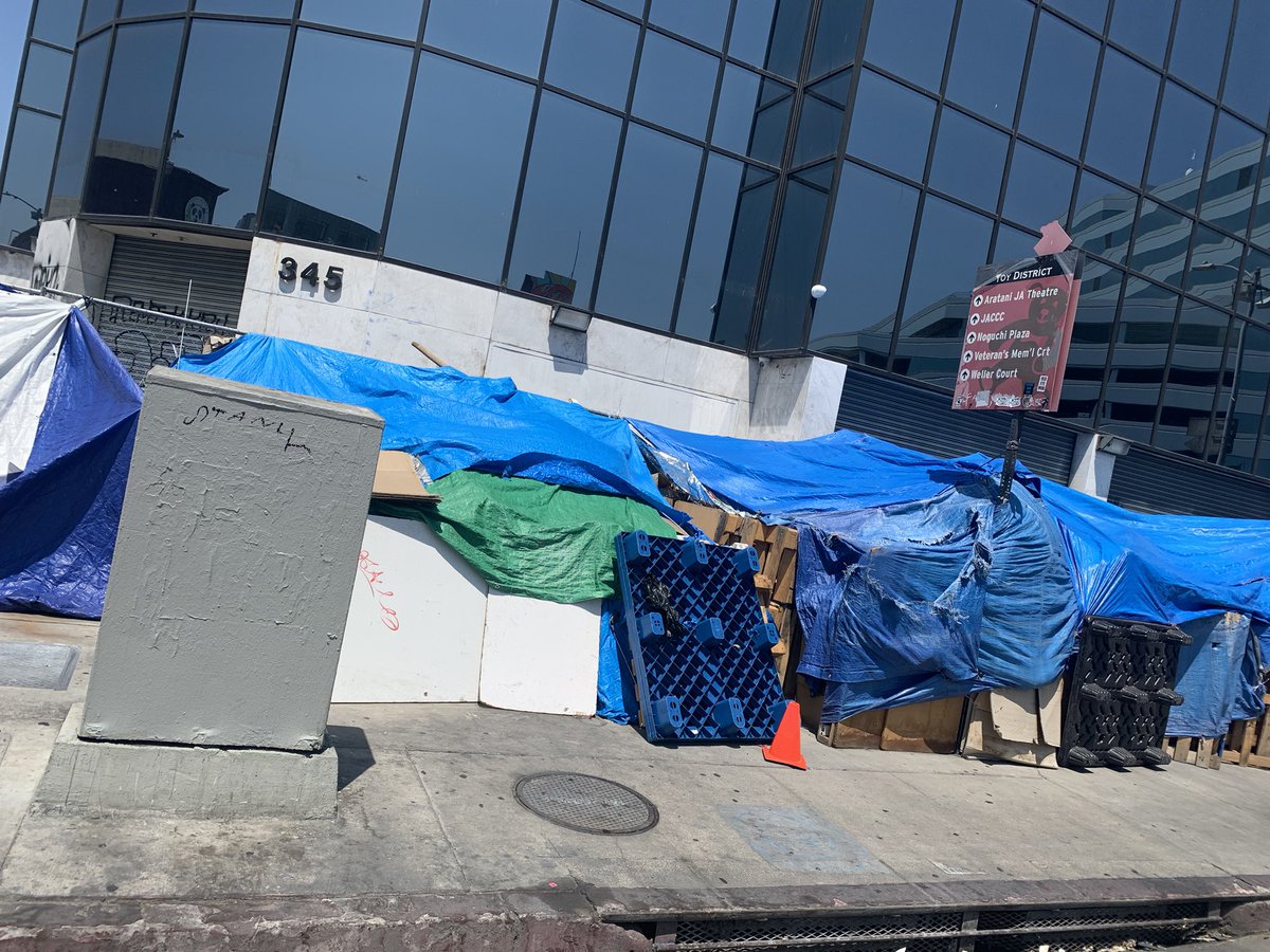 netteypea's tweet image. Vote yes!! Recall this scum! He cares nothing about California #recallnewsom just trying to hangout downtown today!!