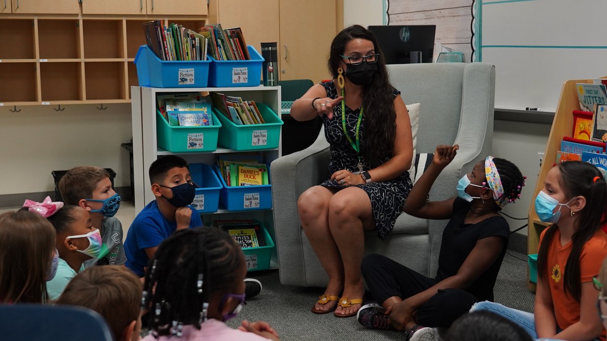 CFBISD's tweet image. From @RosemeadeRocks, to @LaVillitaElem, to @ECHSinCFBISD to @LCEMustangs1, and everyone in between we are 𝙀𝙓𝘾𝙄𝙏𝙀𝘿 to have you on campus and in our classrooms for the first day of school!  #cfbfirstday #cfbproud

🔗 » bit.ly/2VG2dHp