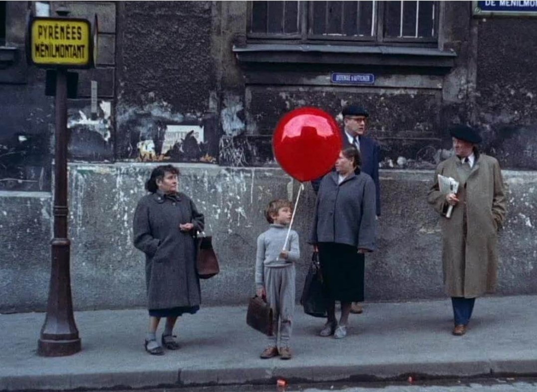 Çocuklukla ilgili alternatif bir gerçek 
sunan sinema; çocukların birer yetişkin gibi dünyayı anlamlandırma 
çabalarını, hayatın zorluklarına karşı büyüme mücadelesi vermelerini ve 
boylarından büyük gayret gösterdikleri öyküleri işlemeyi sever."
Hacer Yıldız
#yadasinema