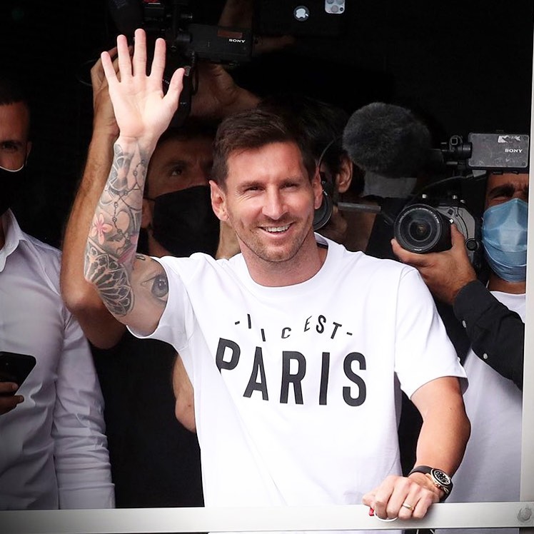 maillotgo's tweet image. Messi, bienvenue à Paris.🔴🔵
#psg #paris #messi #neymar #mbappe #kylianmbappe #neymarjr #lionelmessi #leomessi #parissg #icicestparis #maillotgo