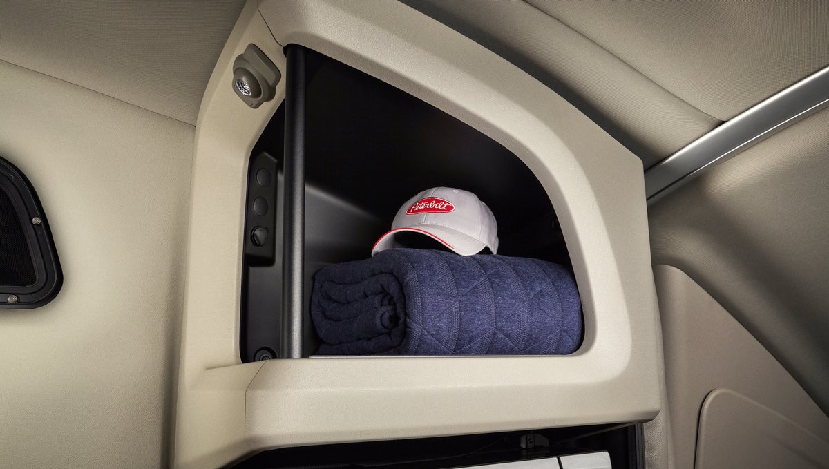 TLGPeterbilt's tweet photo. Whether you're behind the wheel or relaxing after a day on the road, the #NewModel579 interior offers the comforts of home for drivers. How would you customize your sleeper?
Design your dream #TLGTrucks #Peterbilt today https://t.co/Pj8ZWwOAMP https://t.co/xS6NaQ1kVH