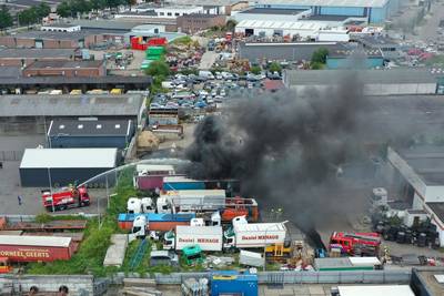 Niemand aanwezig, tóch grote brand op bedrijventerrein: ‘Zeker weten kortsluiting'