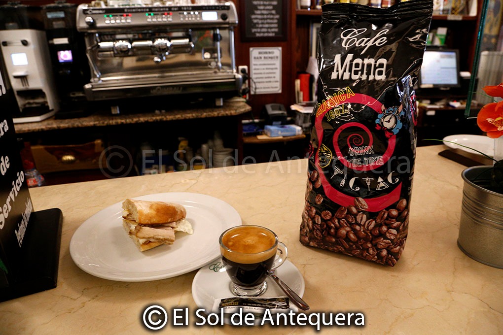 ElSoldAntequera's tweet photo. 🥂☕️ #COMERCIO en #ANTEQUERA:
👉 Para el desayuno, las tapas, almuerzos y cenas... ¡Busque los bares y restaurantes de la ciudad!
🍎🥗Son de 🔟. Consulte la guía más extensa que ofrece #Antequera
#comercioATQ #YoComproenAntequera
⤵️ Toda la relación: https://t.co/rnFllyag8H https://t.co/Trn5wRAEtA