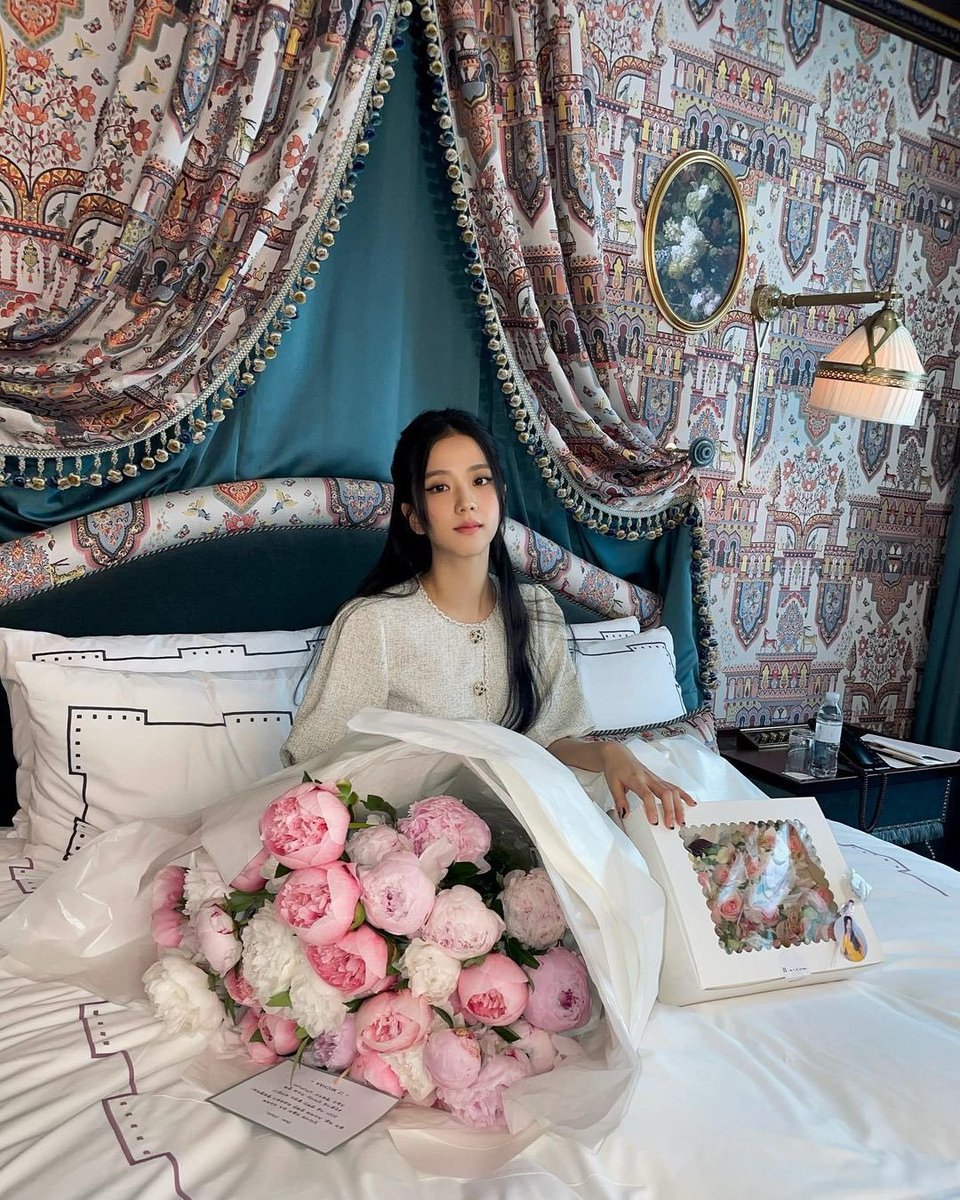 JisooFC's tweet photo. 📷 | 210810 JISOO (sooyaaa__) IG update:

💐 잇미샤와 함께 💐

#JISOO #김지수 #지수 #BLACKPINK #블랙핑크 https://t.co/QQyS1mUtUh