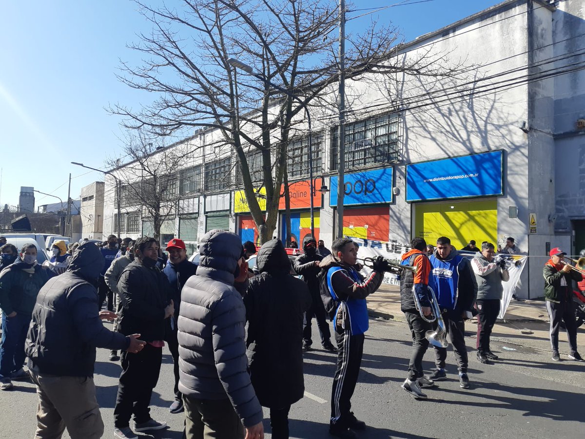 CTAABuenosAires's tweet photo. #AHORA Concentración de @uettel en Planta Industrial TyC, contratista de @Telefonica_Ar reclamando inmediata reincorporación, cese de violencia y persecución sindical https://t.co/L87PNmW2xj