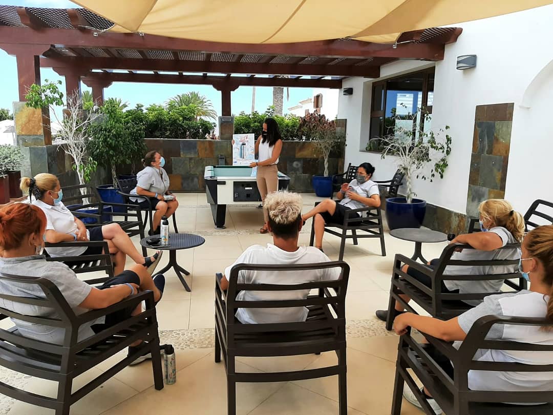 #MicroTraining La Importancia del Agua. Recordando procedimientos de nuestro concurso #TheGlobeTrotterBottle.
#MicroTraining The Hidden Life of Water. 
#MyDiamondBottle #DiamondGoGreen #Sustainability #DiamondResorts #RoyalTenerifeCountryClub