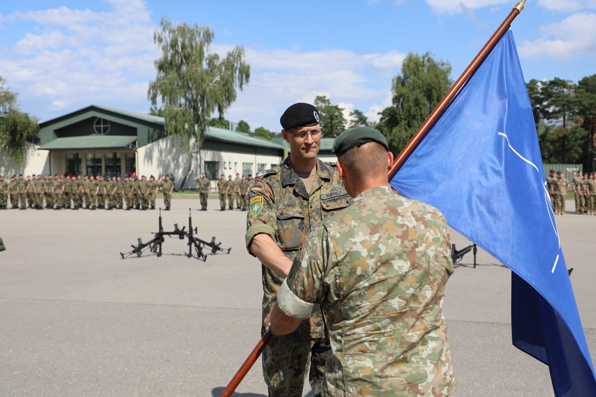 Bw_Einsatz's tweet photo. Beim feierlichen Appell der #EFP Battlegroup in Litauen hat heute Oberstleutnant Ruppelt das Kommando übernommen. Sein Vorgänger, Oberstleutnant Hebisch, tritt in Kürze nach rund sechs Monaten in Rukla mit seinem Kontingent der #BundeswehrimEinsatz die Heimreise an. https://t.co/FogXW80s9M