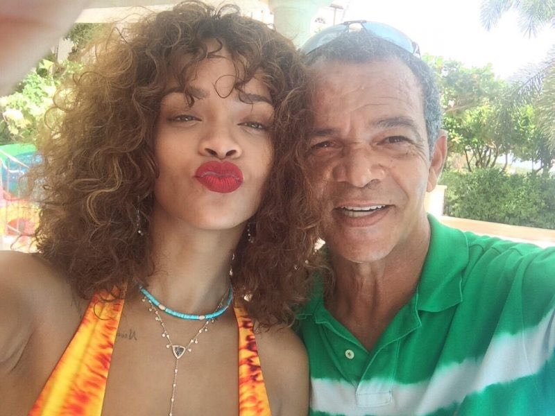 Tão falando que o pai da Rihanna parece brasileiro, eu vou além: ele parece carioca, suburbano, morador em Cavalcanti, torcedor do Império Serrano (veja a camisa arroz com couve) e botafoguense.