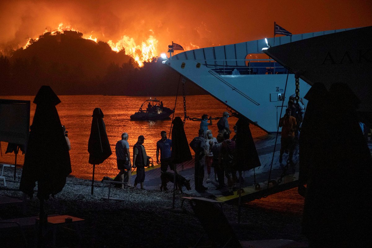 ajplus's tweet photo. Greece has reported 586 fires in the last week, after its worst heat wave in 30 years.
Fires ravaged the island Evia, but many refuse to evacuate, volunteering to fight fires instead. Many blame the government for lack of firefighting resources.
"We cannot let our homes burn." https://t.co/GzwrR1cPn2