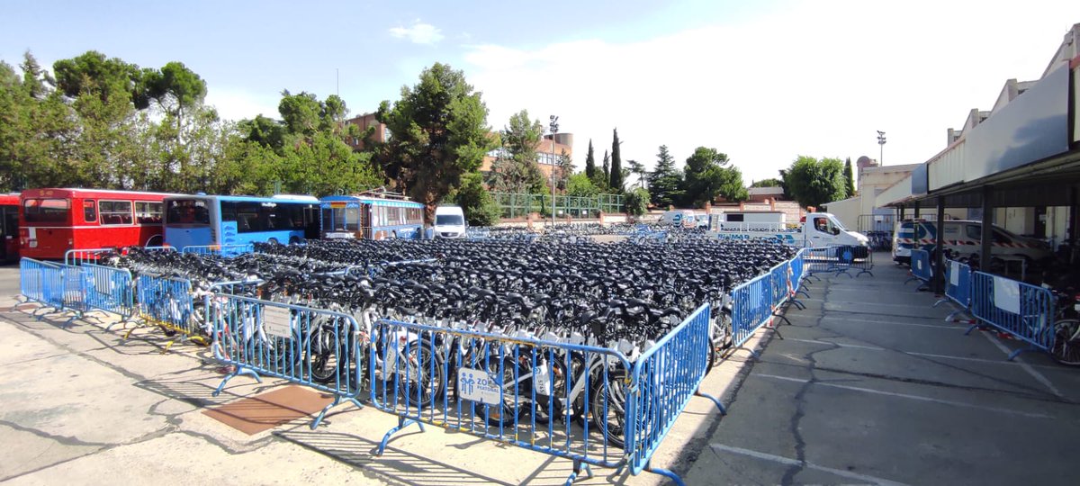 danicabezas1's tweet photo. Trabajadores de la EMT me hacen llegar estas imágenes. Estaciones vacías, bases llenas de bicis estropeadas que no pueden ser reparadas por falta de personal, de inversión, de material. Es un secreto a voces: se está deteriorando el sistema para intentar volver a privatizarlo. https://t.co/7nOkHlSDA2