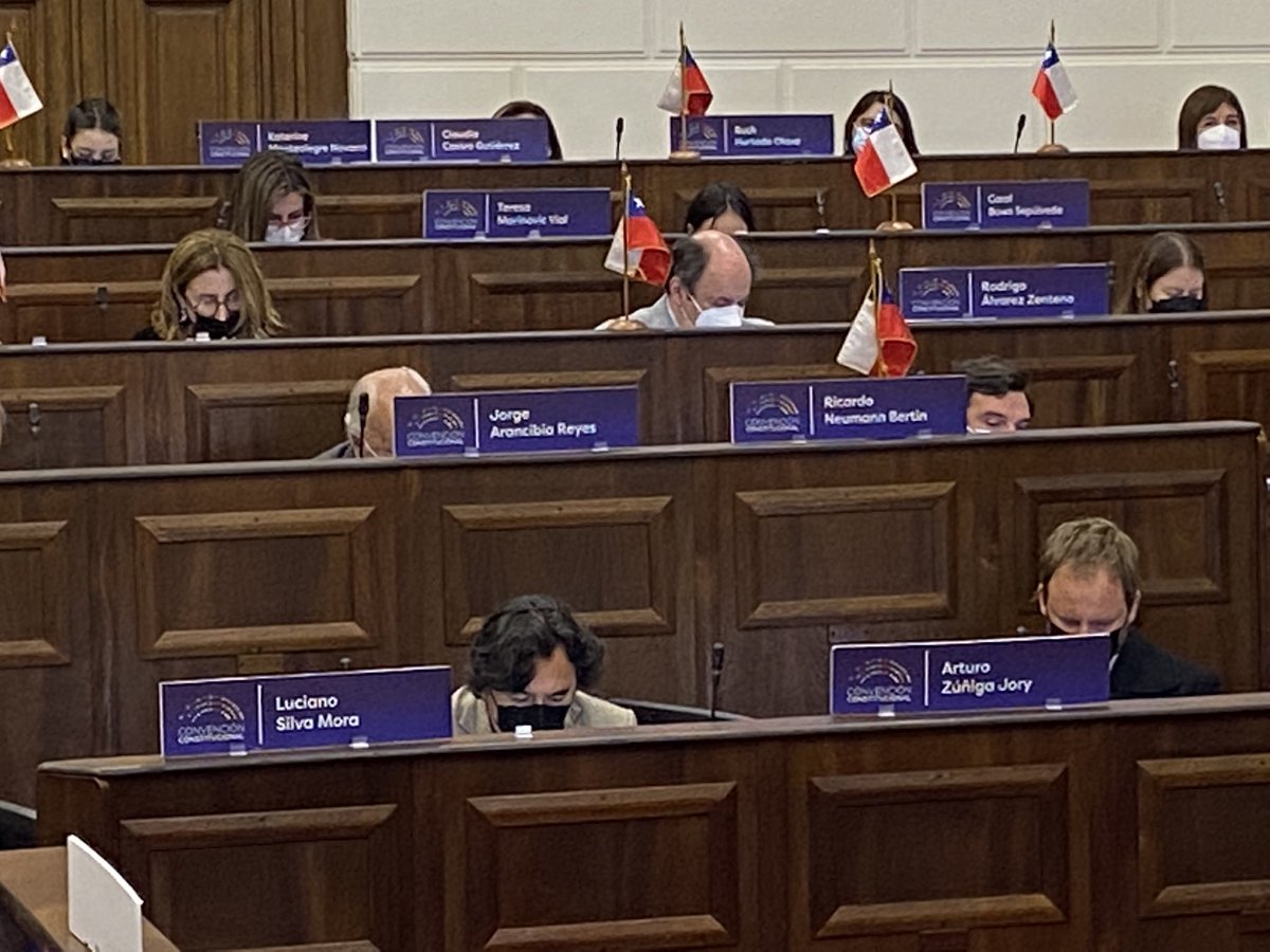 baradit's tweet photo. Tienen todos los abogados, tienen las oficinas, tienen los equipos de trabajo, los diarios, las radios, el dinero, los think tank, el apoyo de los empresarios, expertos, etc.

La bancada del rechazo no quiere que tengamos recursos para trabajar, porque ellos ya los tienen TODOS. https://t.co/i9qOxwl5VZ