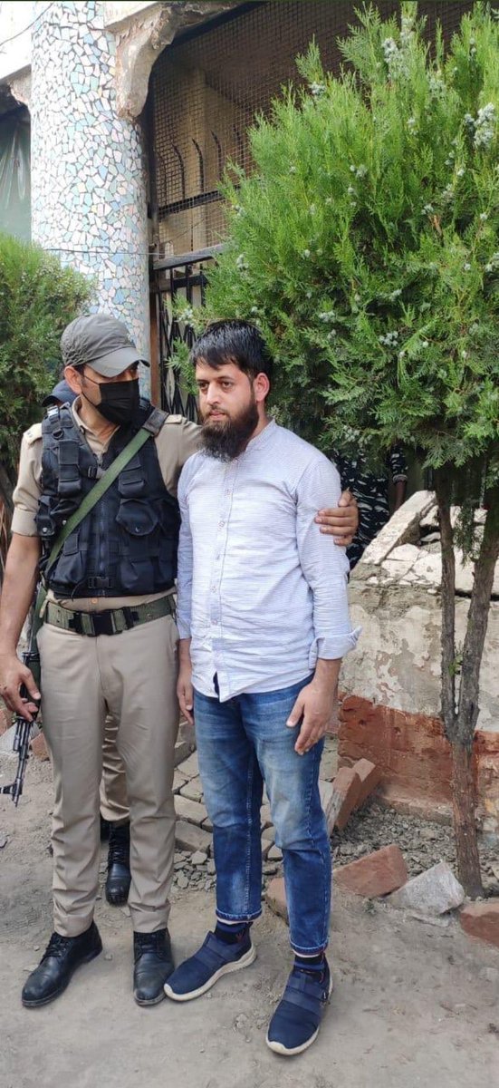MajorPoonia's tweet photo. Adil Farooq नाम के पत्रकार को CRPF ने लाल चौक,श्रीनगर से गिरफ़्तार किया है
इस जोकर के पास दो ज़िंदा ग्रेनेड मिले हैं
2019 में भी इसे पकड़ा था 

अब लिब्रांडु गैंग कहेगा कि-गरीब पत्रकार को ग्रेनेड रखने की भी आज़ादी नहीं है 

प्रशांत भूषण इसकी Bail की अर्ज़ी तैयार कर रहा होगा… https://t.co/uDQONNxq3B