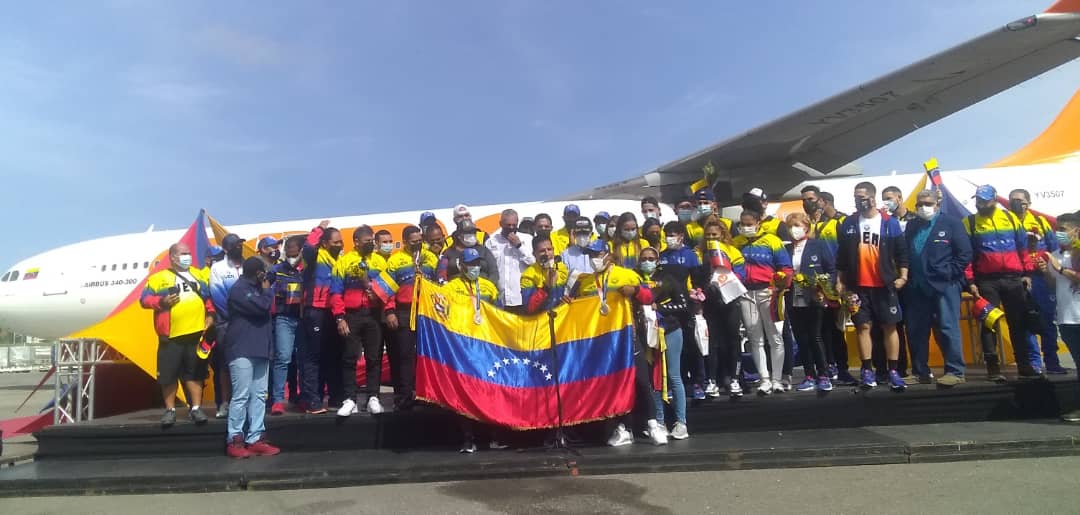 Toda #Venezuela contenta por el regreso de nuestros atletas olímpicos luego de una gran participación en las olimpiadas #Tokio2020 

Orgullo venezolano 🇻🇪😍

#CampeonasyCampeonesolimpicos