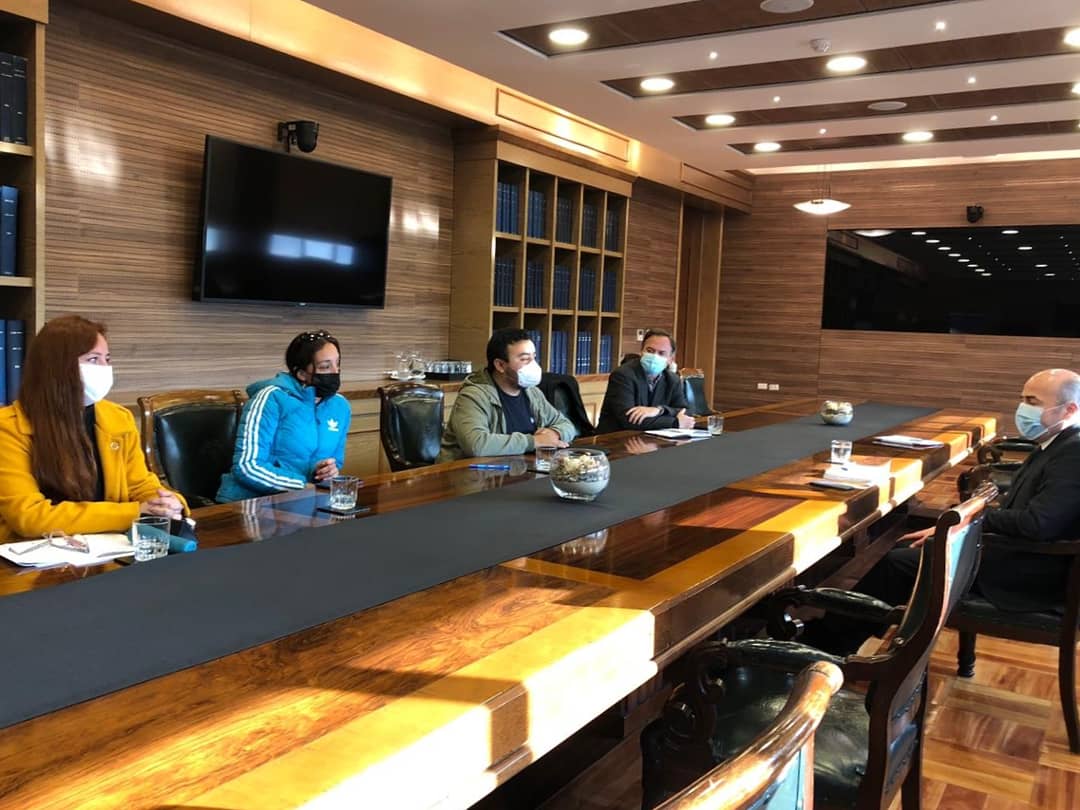 untthe_mcn's tweet photo. Hoy sostuvimos una fructífera reunión con el Contralor General de la República, en el marco de los despidos masivos de trabajadores/as a #honorarios en municipios. Avanzamos bastante, pronto tendremos novedades.✊🏾
Agradecemos la buena disposición de @contraloriacl
#contralorito https://t.co/qNLgWMdZru