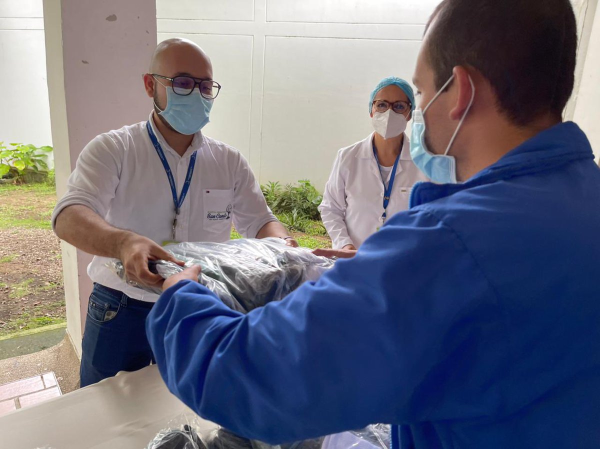 sancamilobucara's tweet photo. En cabeza de nuestro gerente, el Dr. Pedro Gutiérrez🧑🏻‍⚕️🧢, entregamos nueva dotación con implementos de primera necesidad 👕👞🧼, al pabellón de #inimputables de la entidad.

Acto que se realiza en cumplimiento de la resolución 0248 de 2020 de la política nacional de #saludmental. https://t.co/6W83MRMiCW