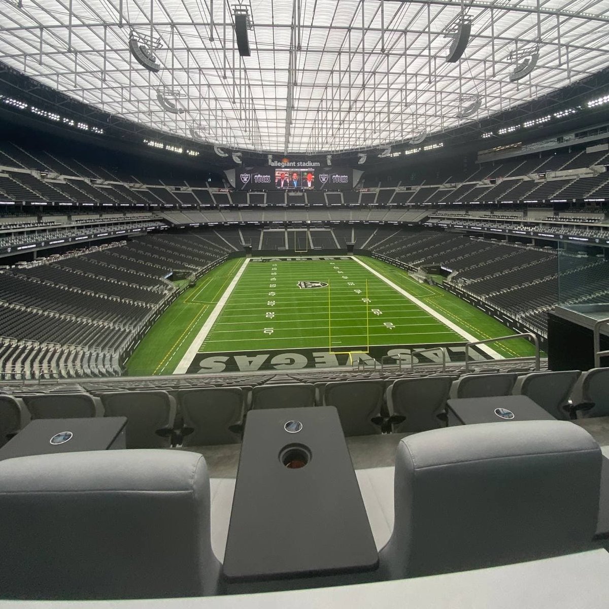 mikecerdeiros's tweet image. One of our favorite clients to work with is the @raiders. We have flown tons of drone missions for them and it’s always a good view shooting in or out of @allegiantstadium. #DroneHive

📸: @mikecerdeiros

#ceriousproductions #lvphotographer #PicOfTheDay #PhotographyinLV #Vega...