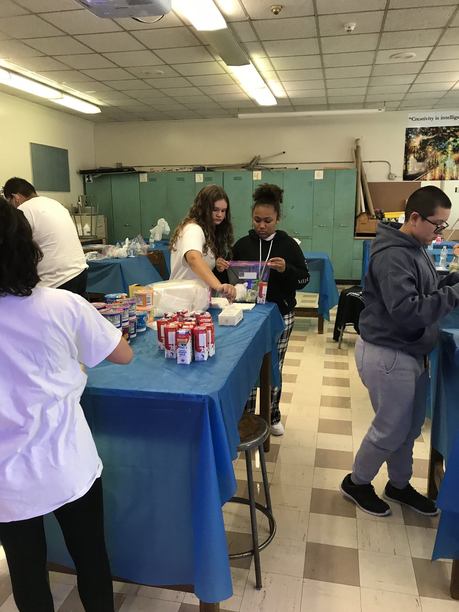 DoverGuidance's tweet photo. Tiger RAPβs #SummerEnrichmentProgram students worked together on a community service project, putting together 50 Breakfast bags for donation to #DoversFirstMemorialPresbyterianChurch food pantry. The bags were delivered today and much appreciated!
https://t.co/Fk6Lt4ww9u https://t.co/E9ldAxlcUA