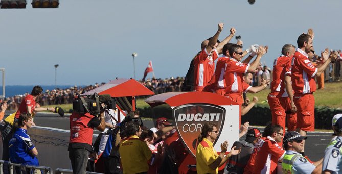 AntonioRamosGP's tweet photo. Troy Bayliss 🇦🇺
#21 Xerox-Ducati 1098
Phillip Island 2008
🏆🏆🏆
#Legend @TroyBaylisstic @ducaticorse @DucatiMotor https://t.co/cmoZBxyTJU