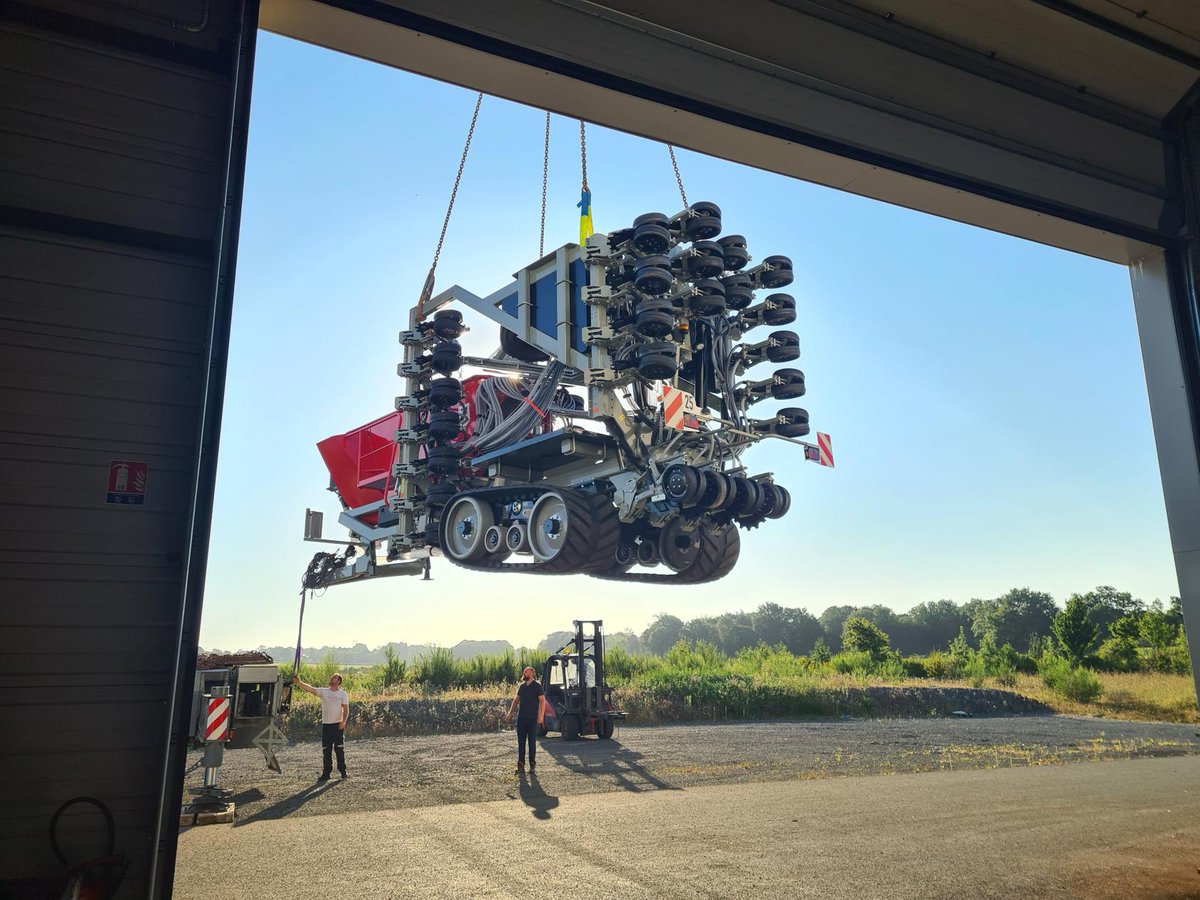 NovagTForce's tweet photo. Nice load-up this morning at the @NovagTForce Factory! The new #TForcePlus950 is heading for #Latvia  
 #notill @Michelin @Camso_co #AtvasesRK https://t.co/5NPlZdhv45