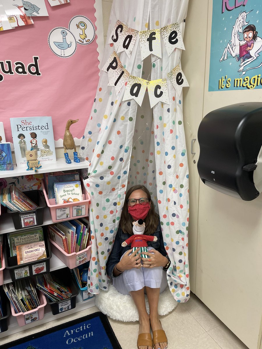 House of Gratitude 
Ms. Ross Room is amazing 🤩 
#scavengerhunt <a href="/DicksonTigers/">E.R. Dickson Tigers</a>  @PrincipalERD