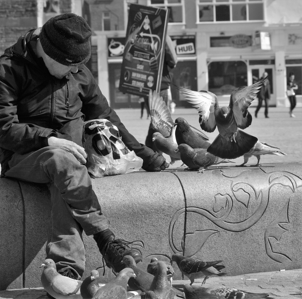 KateMYates's tweet photo. Sharing Lunch, an ongoing project #streetphotography #womeninstreet @bwpmag @guardianculture @GrundyBlackpool #documentingbritain #feedingfrenzy #birdlife #sharinglunch https://t.co/2XqvfE10er