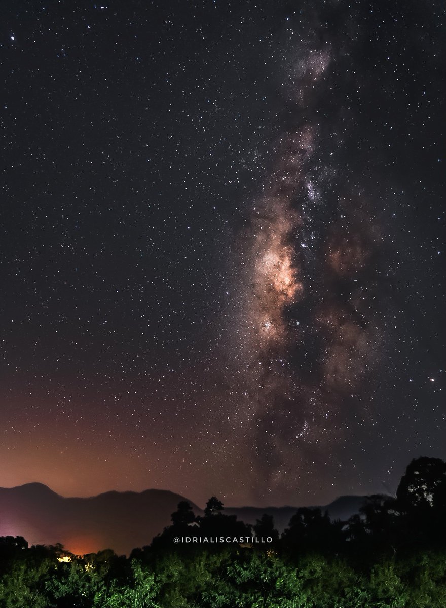 Cielo estrellado sobre las montañas del Parque Nacional Nalga de Maco. Foto tomada desde la comunidad de Río Limpio, Municipio Pedro Santana en Elías Piña.