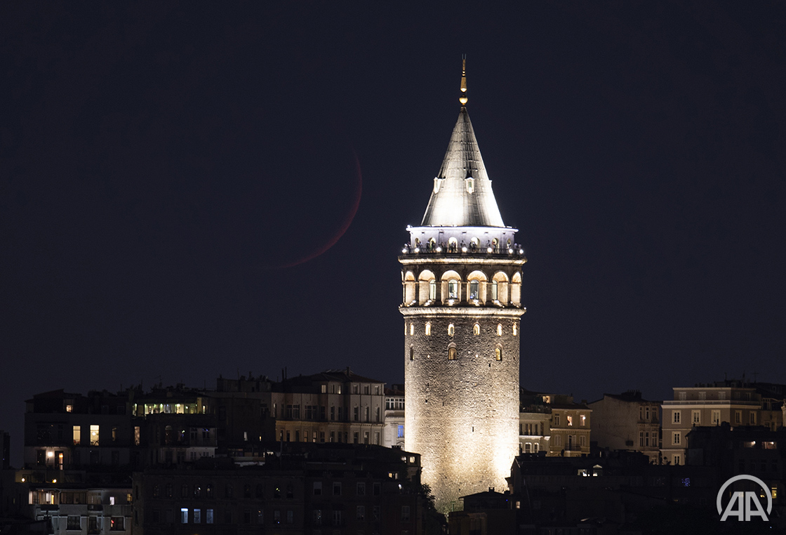 🌙 İstanbul'da hilal, Galata Kulesi ve Kız Kulesi