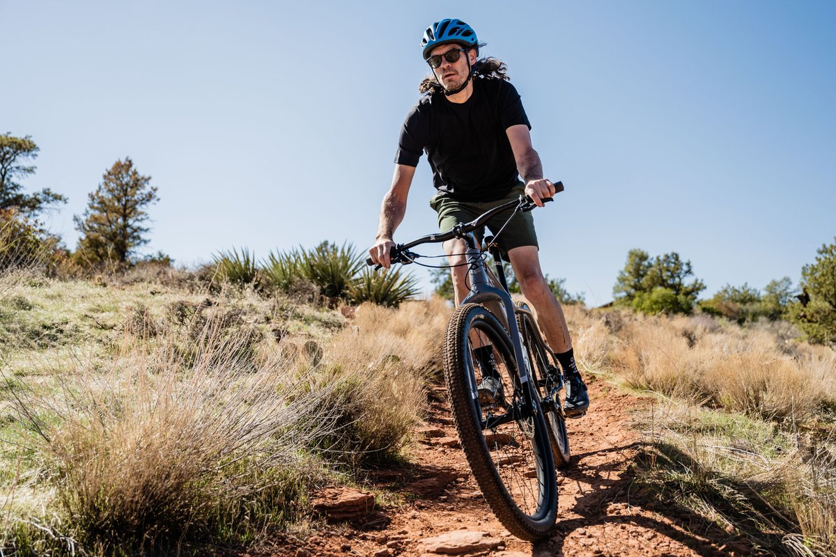 Our Voytek hardtail has a new fork and new paint with four colorways for 2021. It'll be in bike shops in October and it is available for pre-order on our website right now. Take a look: bit.ly/3xAMbMl