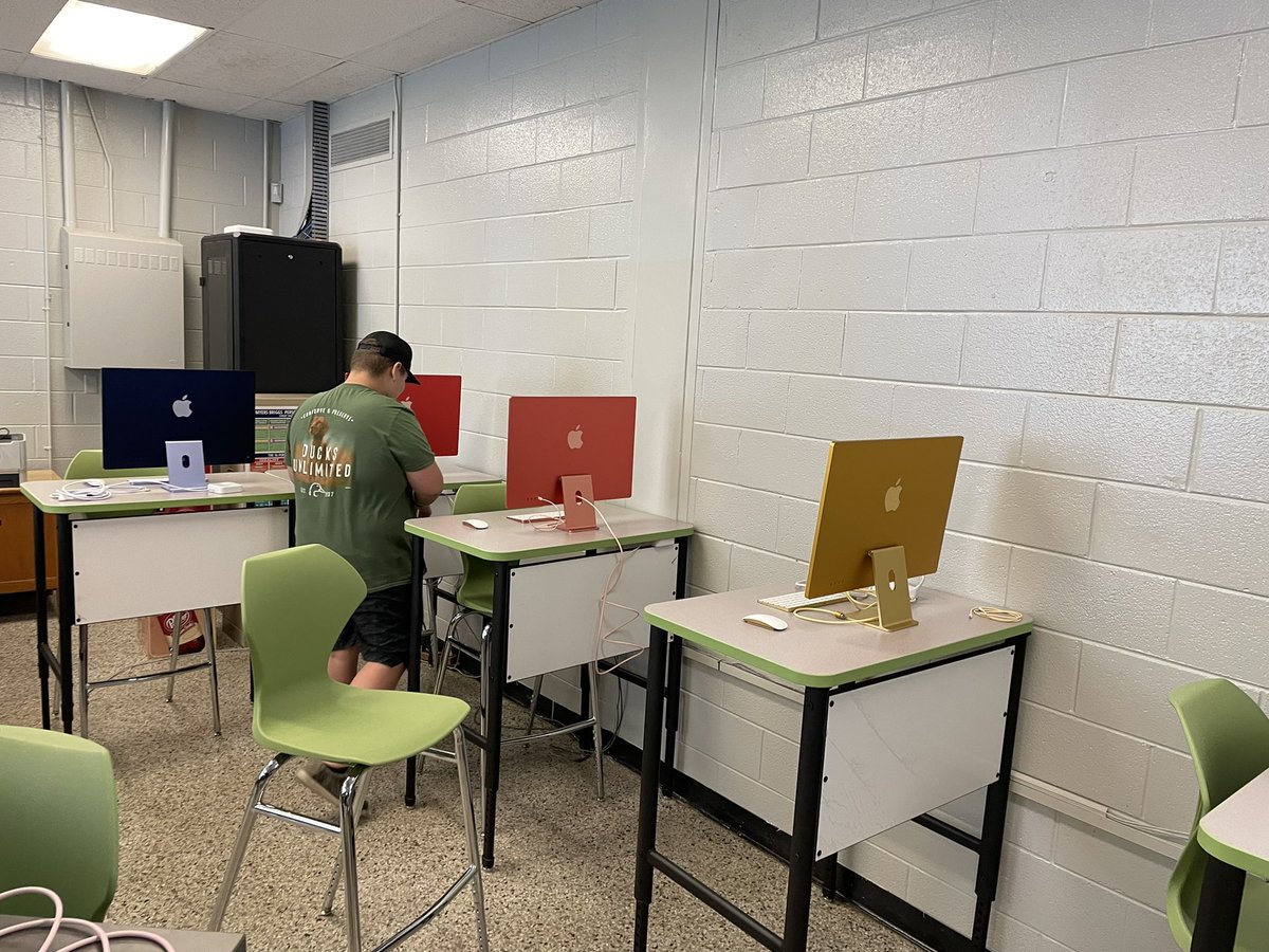 AndreaBrownCTE's tweet photo. Awesome new Apple Lab is coming together sweetly! #MAHSROCKS #mahsadobeacademy #imacreativeeducator @AdobeForEdu @Apple @MACS_CTE https://t.co/TsPnPduUDh