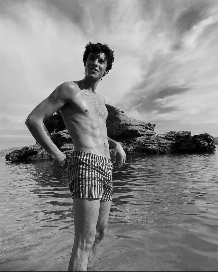 Hola, i'm looking for new friends and I'm going to #openfollow for western rps only please help retweet this and i'll follow you. And please follow me back, merci beaucoup.