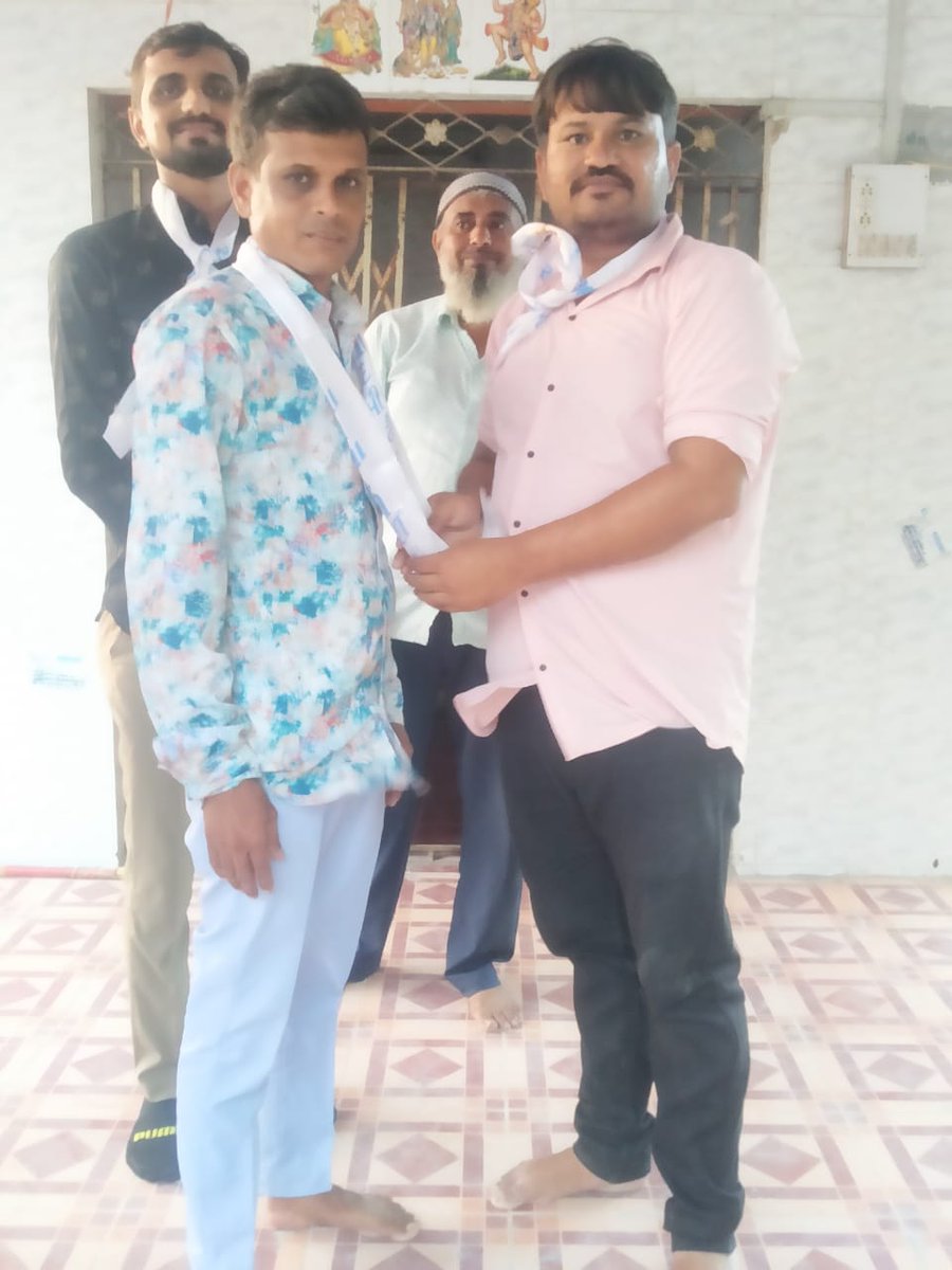 AAP4Morbi's tweet photo. આજ રોજ મોરબી ના માળીયા તાલુકાનાં માણાબા ગામનાં ઉપસરપંચ શ્રી સંજયભાઈ જેઠાભાઈ બુડાસણા પોતાના ગામ ના આગેવાનો સાથે આમ આદમી પાર્ટીમાં વિધિવત રીતે જોડાયા હતા તેમને જિલ્લા પ્રમુખ યોગેશભાઈ રંગપડીયા દ્વારા તેમજ જિલ્લા ની ટીમ દ્વારા આવકારવામાં આવ્યા હતા https://t.co/cUoBJAxYO8