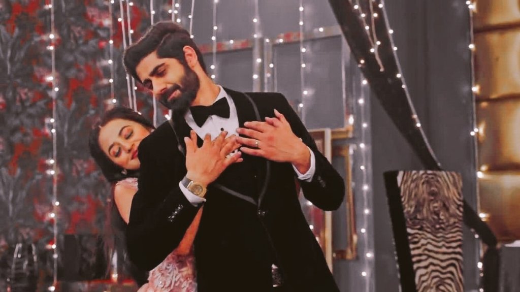 kitthe_chaliye's tweet photo. Beintehaa ✨

Their cute and pyara sa date-night . Both were happy , elated to enter in the new phase of their life ~ parenthood . Them just celebrating and being in the moment . Everything was just so perfect 🌼

One of the cutest sequences ever ..

One Year Of RiAnsh Ki Shaadi https://t.co/M70Sa1HZQw