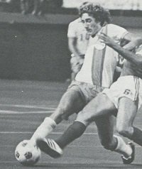 Steve1T's tweet photo. #OnThisDay in 1978 – @alanwilley9 scored twice to lead hosts #MinnesotaKicks to a 3:1 win over #TulsaRoughnecks, during an #NASL Conference Quarterfinal Playoff Game, before a crowd of 36,478, at #MetropolitanStadium. https://t.co/tuiCVm53yz