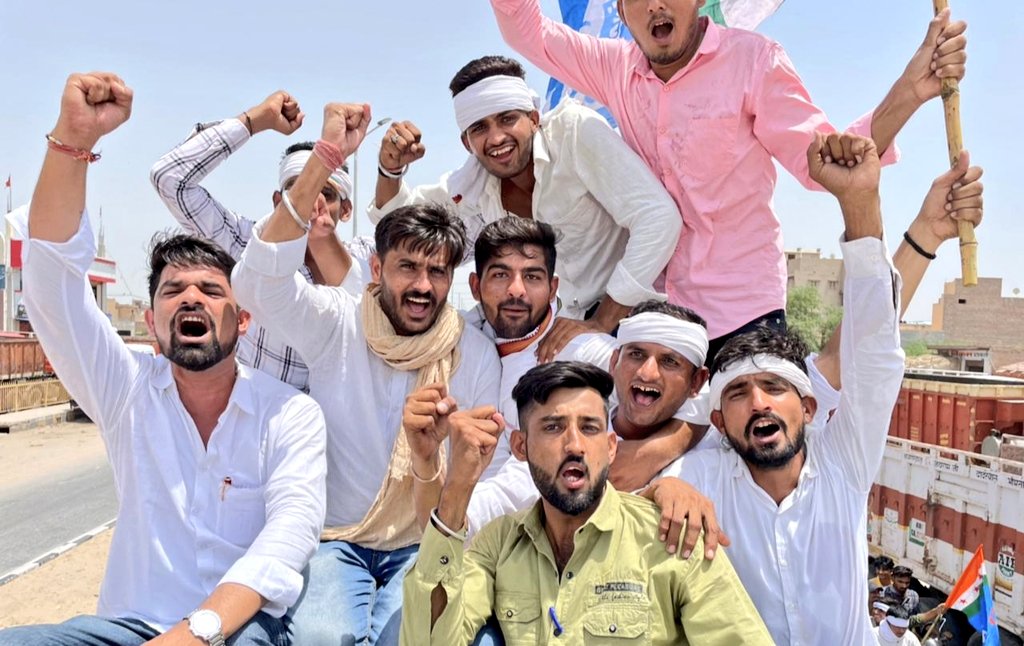KishanSinwarINC's tweet photo. छात्र इंक़लाब संभाग विश्वविद्यालय
महाराजा गंगासिंह विश्वविद्यालय कुलपति के घेराव के दौरान मौजूद छात्रशक्ति ✊✊
@nsui @NSUIRajasthan @_gurjotsandhu @withabhinsui @DeependerSHooda @Neerajkundan https://t.co/Zyz1ypLo8o