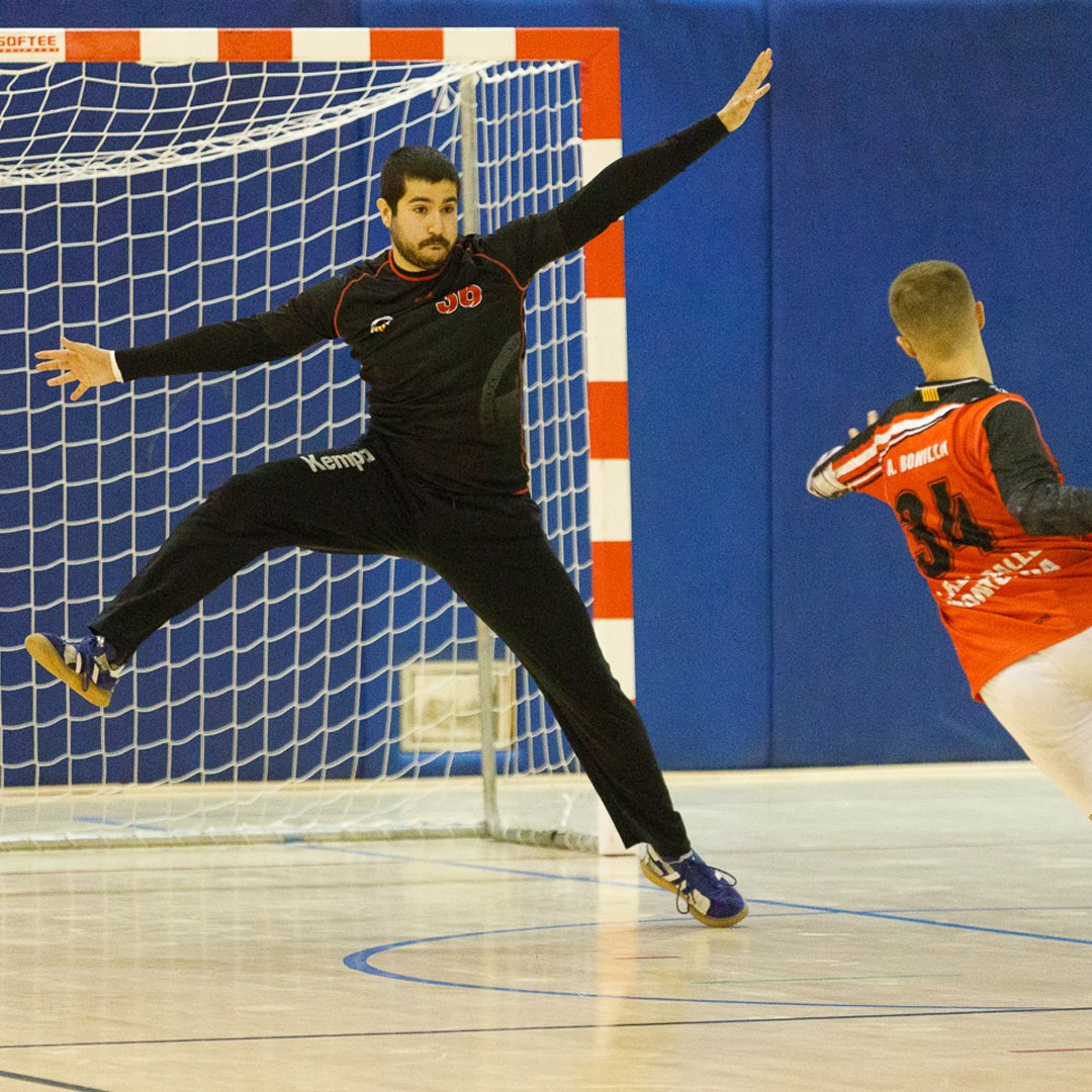 Joventut i qualitat a la porteria🤑 La temporada passada va aconseguir la gran xifra de 190 aturades en 30 partits a Primera Nacional📊Tenim porter per anys🔛
Una temporada més: SEBAS ARLEQUINAT👏 
#CASHandbol | #SomArlequinats 🔵⚪️