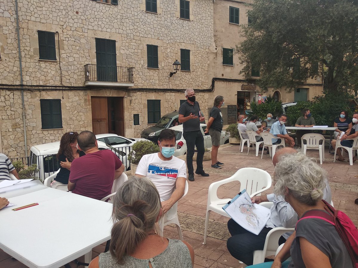 SdeTramuntana's tweet photo. Un altre taller participatiu engegat pel Departament de Territori del @ConselldeMca al municipi d'Estellencs.

La forta calor no ha evitat que més de 50 veïnats es posin mans a l'obra per planificar la fesomia del seu poble.

#ajuntamentEstellencs https://t.co/FSEiIkHiE2