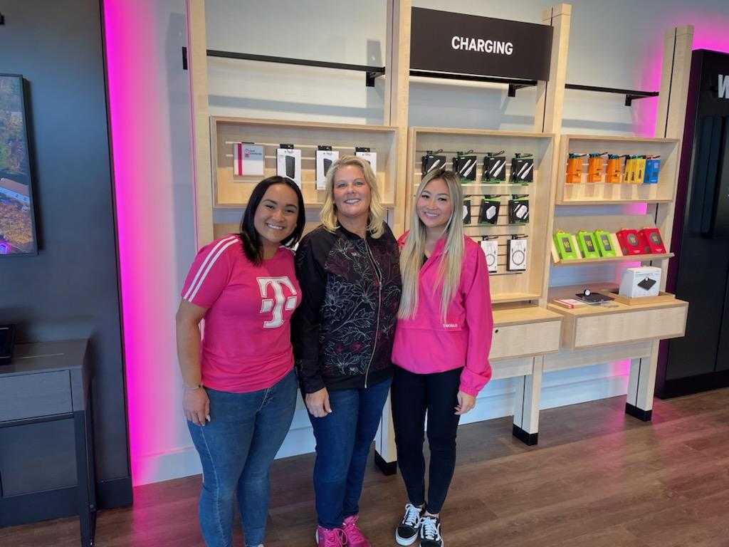 TracyNolan_'s tweet photo. THANK YOU, Seattle!  If you want to be amazed ☺️, visit the @TMobile teams here!💥 Kudos to @JacksonTingley and @arunramchan for writing an incredible #5G story our competitors can’t touch. 🏅 #WeWontStop https://t.co/gkDb8HHNdJ
