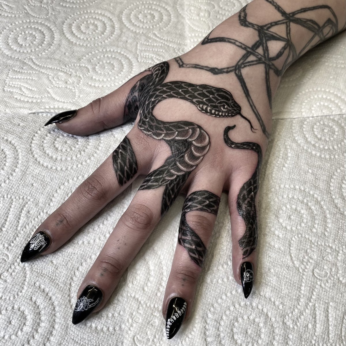 zefyreon's tweet photo. Un serpent qui s’entremêle sur la main. 
Trop chaud d’en refaire. ✨ https://t.co/8NCQ87OWA7