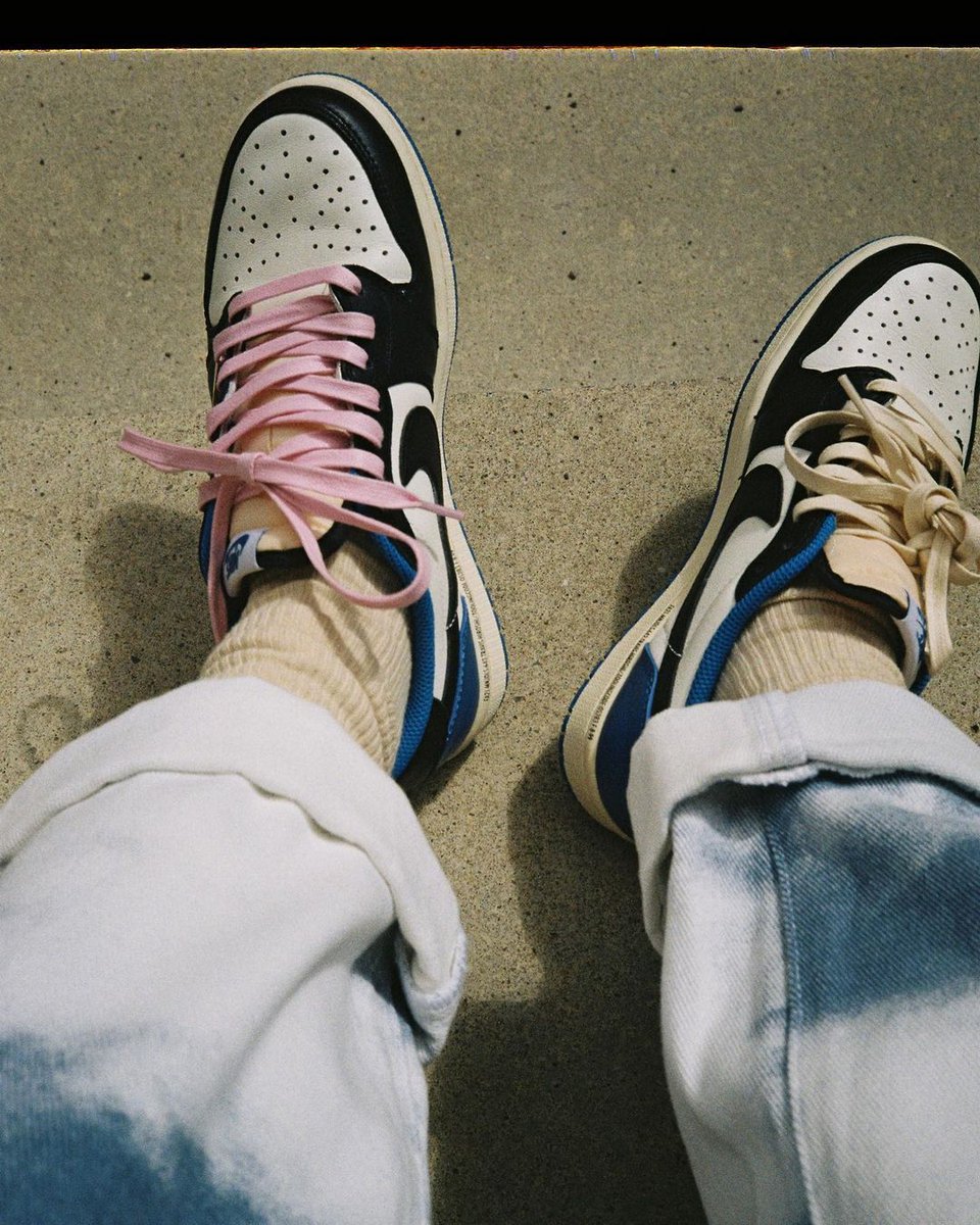 JustFreshKicks's tweet image. The Travis Scott x Fragment x Air Jordan 1 Low releases this Friday

Online links &amp;amp; raffles 🎟️
=&amp;gt; bit.ly/2JC8NZQ