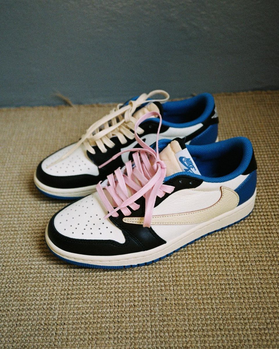 JustFreshKicks's tweet image. The Travis Scott x Fragment x Air Jordan 1 Low releases this Friday

Online links &amp;amp; raffles 🎟️
=&amp;gt; bit.ly/2JC8NZQ