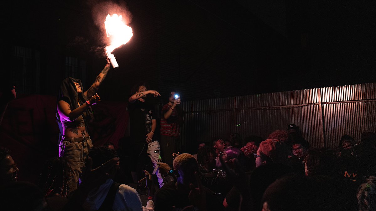 bobbysymz's tweet photo. hell on earth 

brooklyn ny // 8-7-21 https://t.co/K9UCm4YT6n
