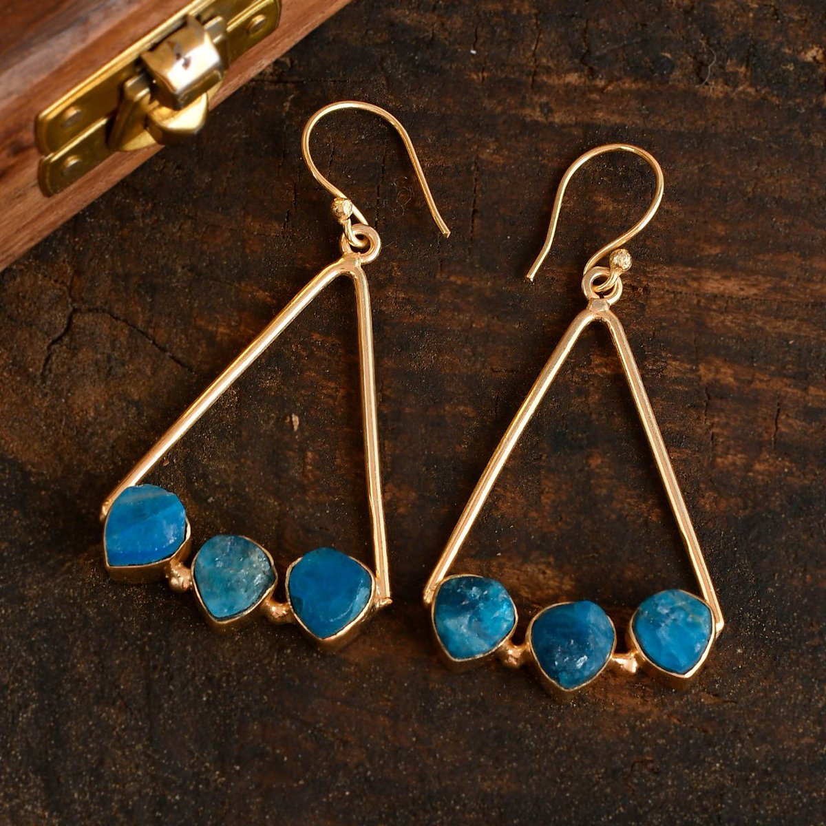 Blue gemstone handmade earring.
Order now
#handmade #earrings #ordernow #rawgemstone #etsy #etsyseller #jewellery #giftideas #supportsmallbusiness #vocalforlocal #indianjewellry